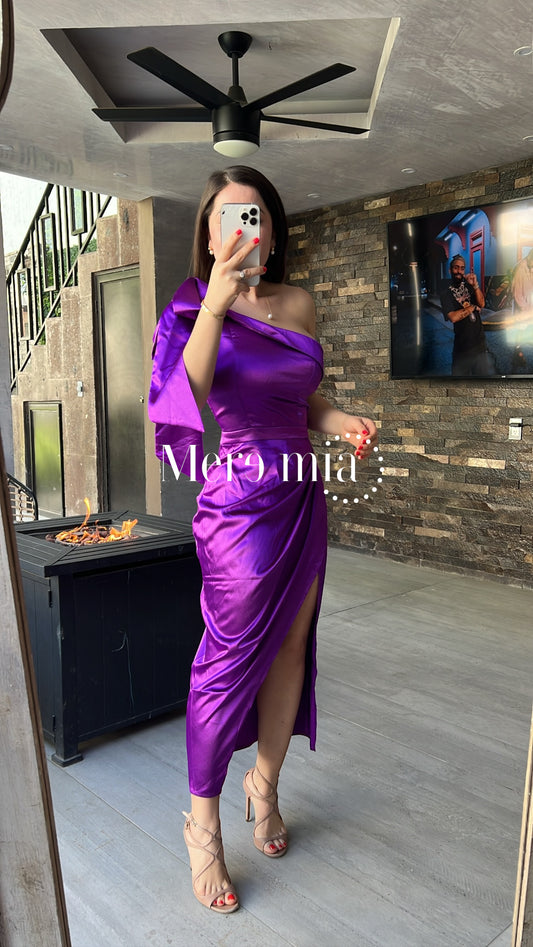 Vestido morado de un hombro de moño