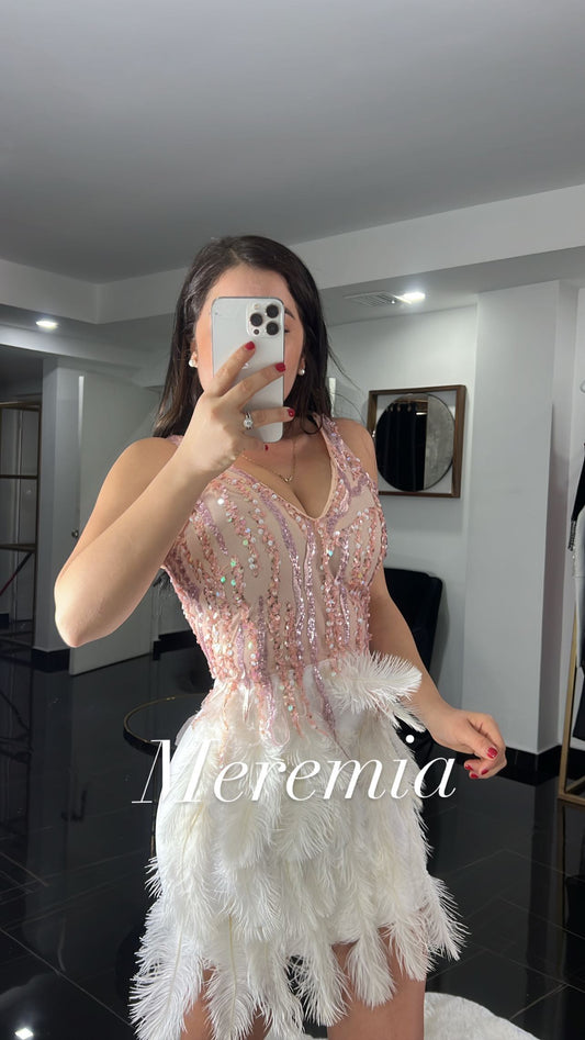 Vestido rosa con plumas