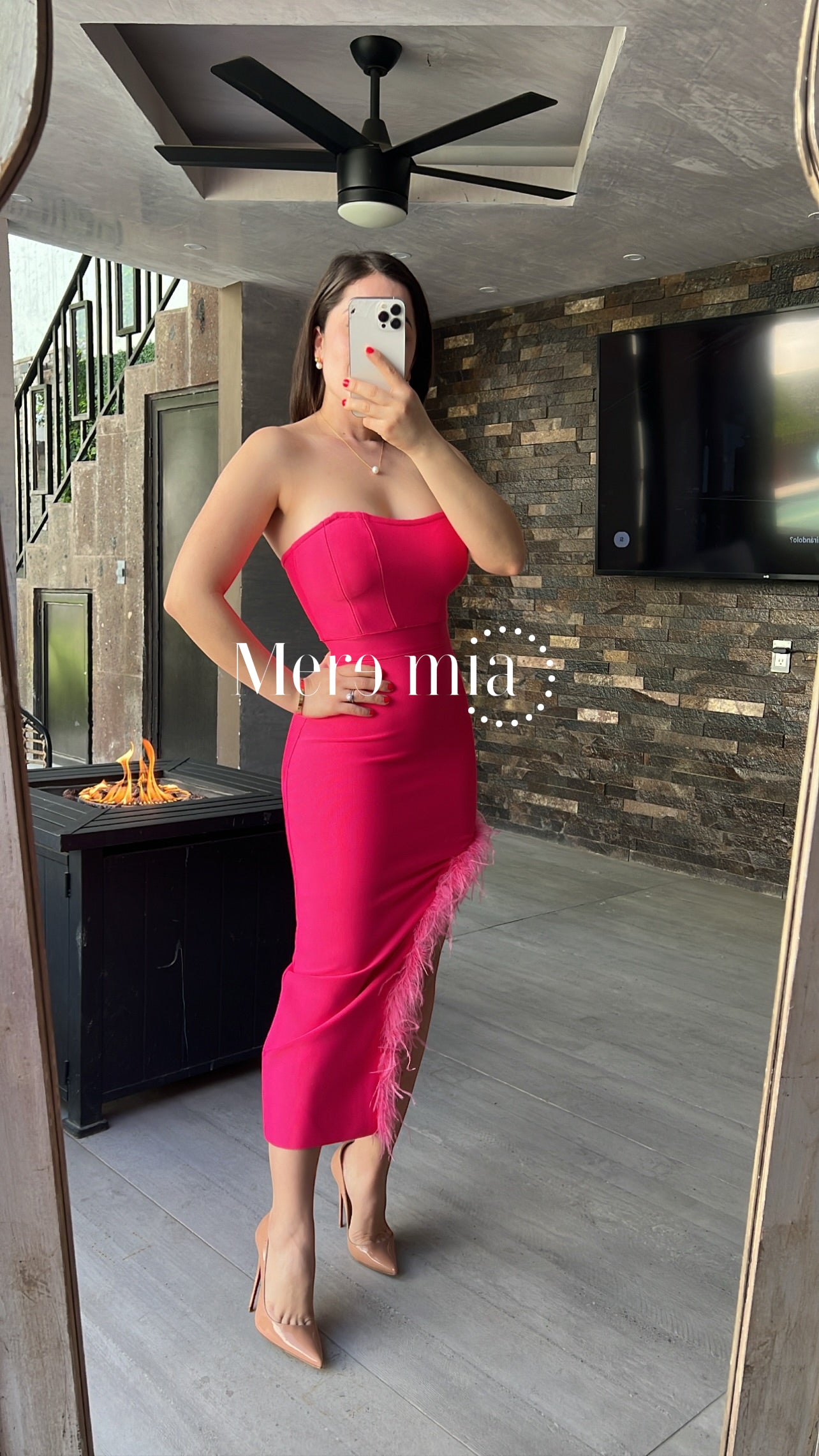 Vestido strapples rosa con plumas