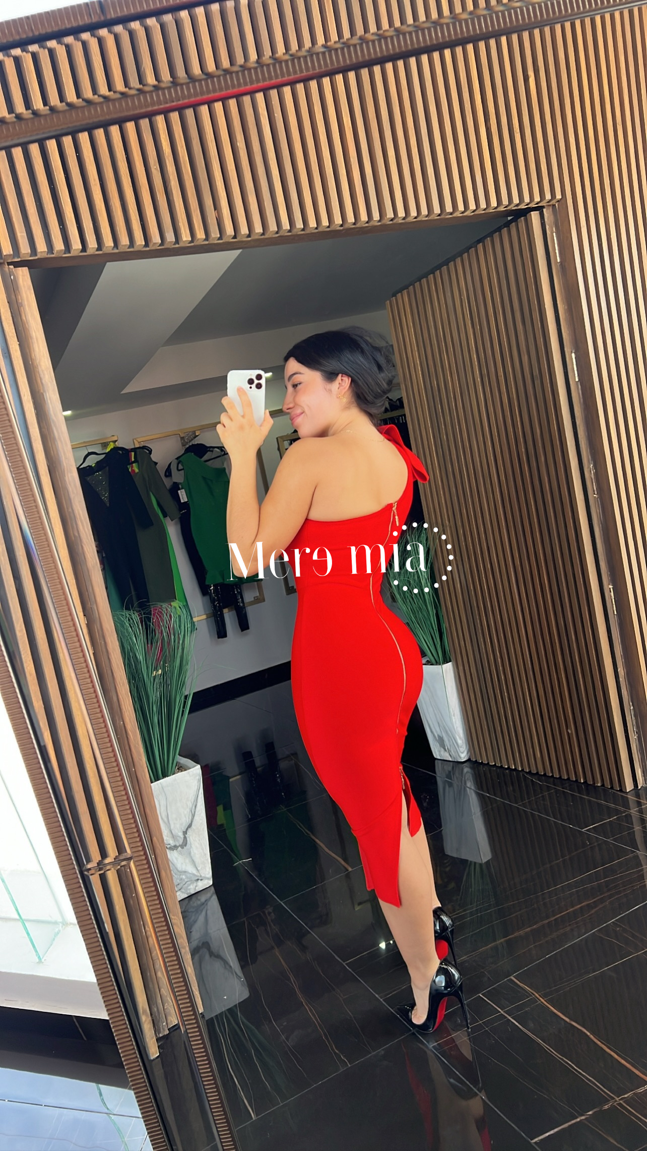 Vestido hombro con moño rojo